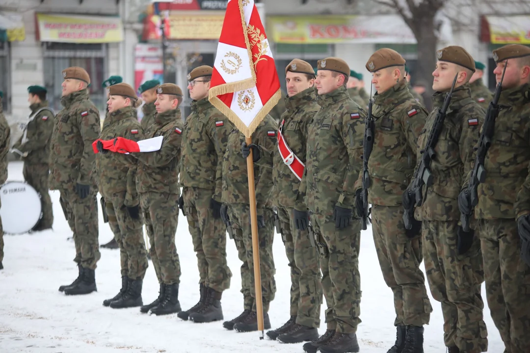 Uroczystą przysięgę złożyli dziś na Placu Piłsudskiego w Kutnie żołnierze 9 Łódzkiej Brygady Wojsk Obrony Terytorialnej