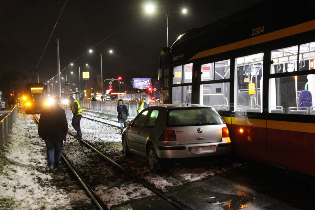 Zderzenie auta z tramwajem w Łodzi