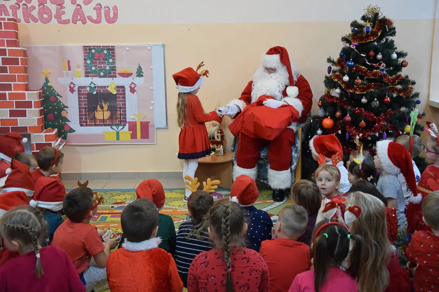 Święty Mikołaj odwiedził podstawówkę w Kociszewie. Przyniósł przedszkolakom prezenty [FOTO] - Zdjęcie główne