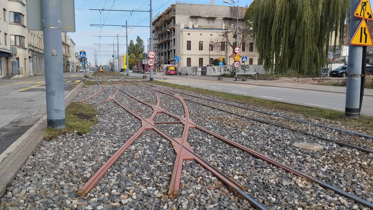 Już wkrótce początek budowy tymczasowego torowiska na skrzyżowaniu al. Kościuszki z Zieloną. Jak pojadą tramwaje MPK Łódź? - Zdjęcie główne