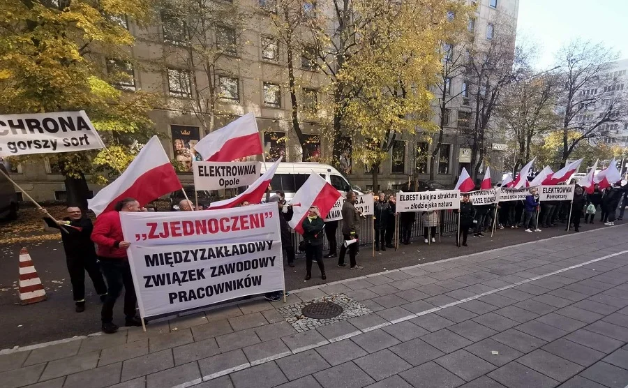 Załoga Elbest Security protestowała w Warszawie. Pracownicy: ''Prezesi PGE jak wam nie wstyd?!'' [FOTO] - Zdjęcie główne