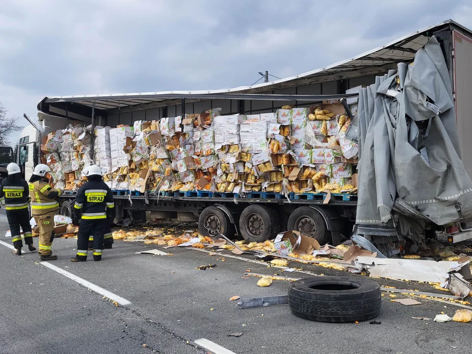 Chrupki kukurydziane na drodze po zderzeniu dwóch ciężarówek [ZDJĘCIA] - Zdjęcie główne