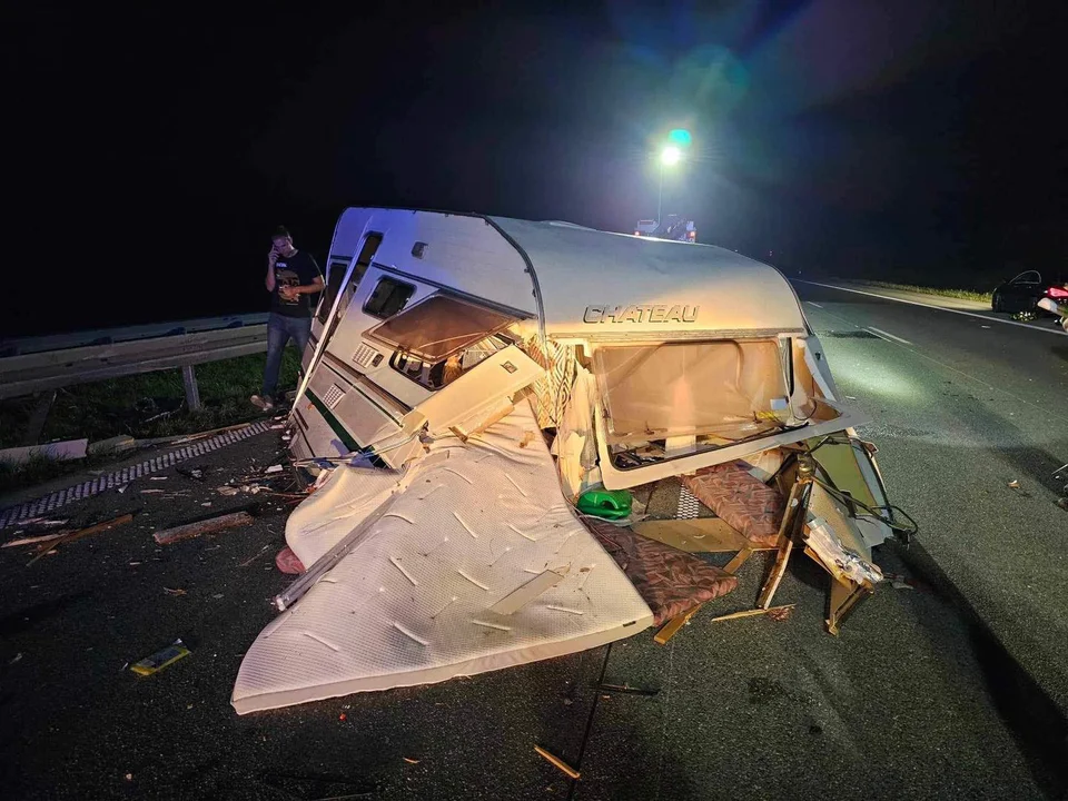 Wypadek na autostradzie A1. Przyczepa rozpadła się na pół! [ZDJĘCIA] - Zdjęcie główne