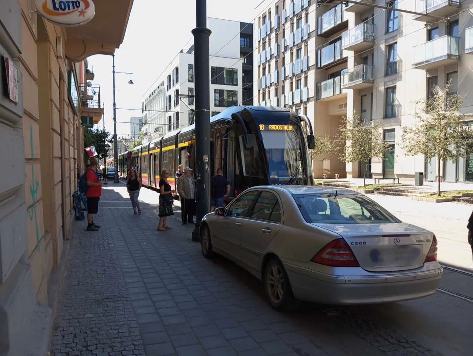 Zatrzymanie tramwajów MPK Łódź na Kilińskiego. Kierowca mercedesa zaparkował za blisko torowiska [ZDJĘCIA] - Zdjęcie główne