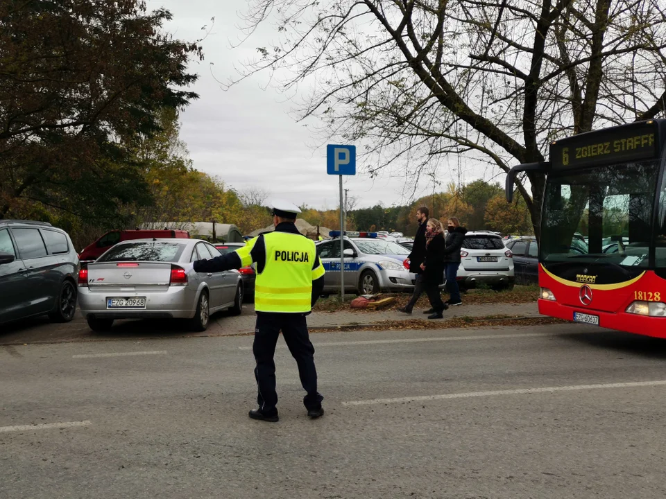 Dzień Wszystkich Świętych na cmentarzu komunalnym w Zgierzu