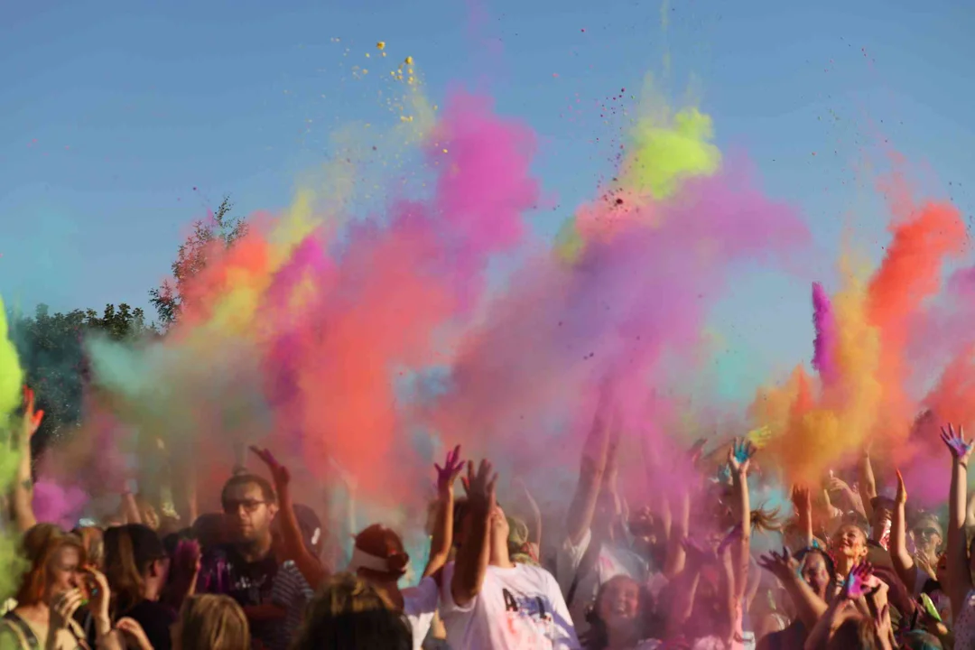 Bajecznie kolorowe popołudnie na Chojnach. Dzień Kolorów Holi i Festiwal Baniek Mydlanych zawitał na Stawy Jana [ZDJĘCIA] - Zdjęcie główne