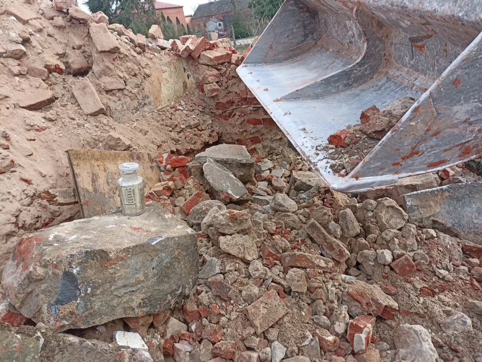 Podczas rozbiórki starej plebanii w Osmolinie znaleziono kapsułę czasu