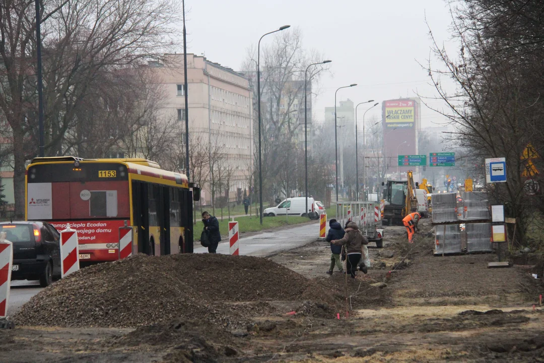Utrudnienia dla pieszych i podróżnych MPK Łódź na Lutomierskiej