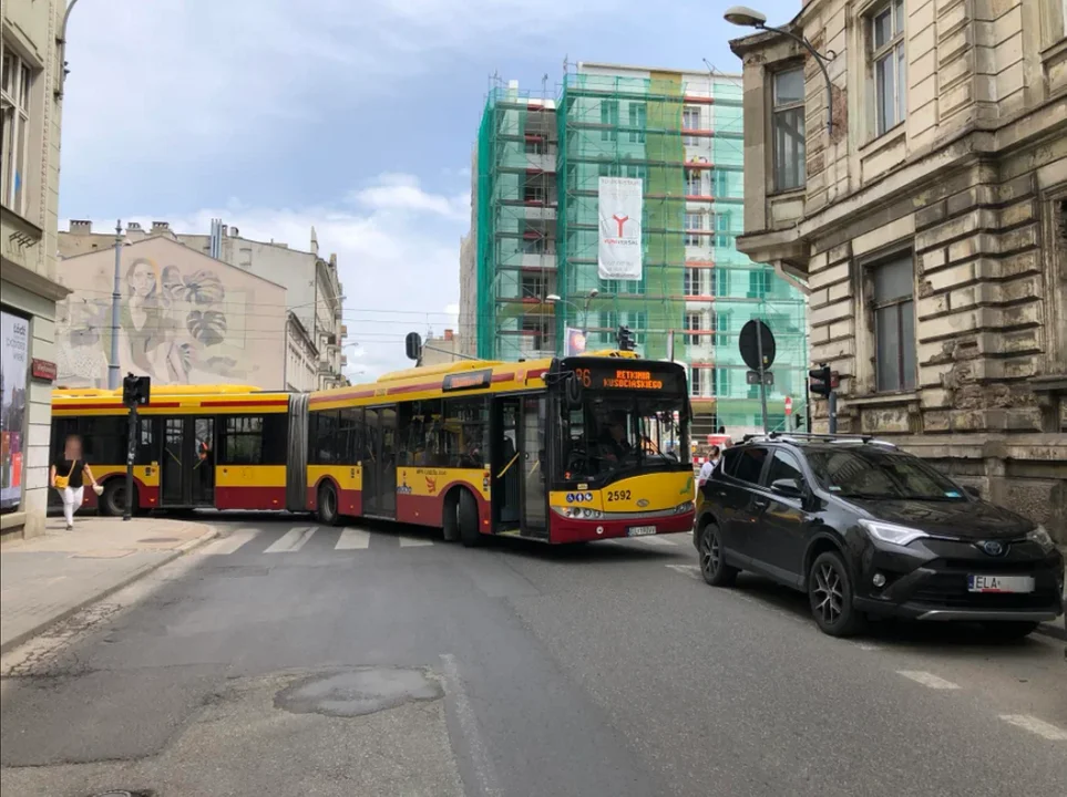 Blokada autobusu MPK Łódź w centrum Łodzi. Kto zawinił? Internauci się podzieleni [ZDJĘCIA] - Zdjęcie główne