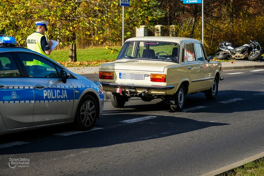 Wypadek na al. Wyszyńskiego. Policyjny motocykl zderzył się z osobówką