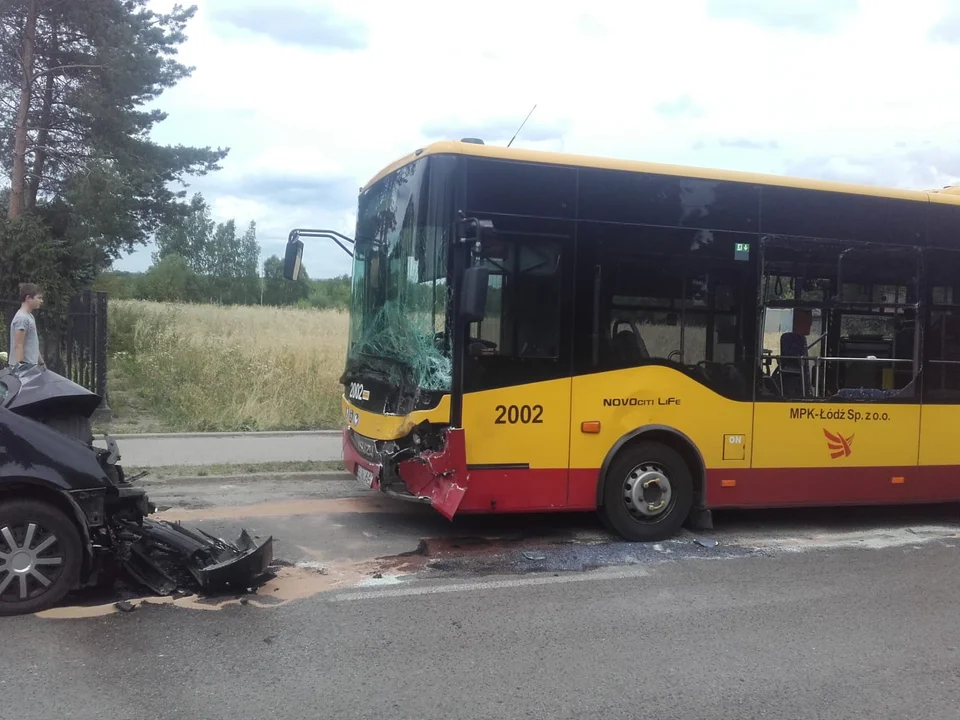 Zderzenie samochodu osobowego z autobusem MPK Łódź