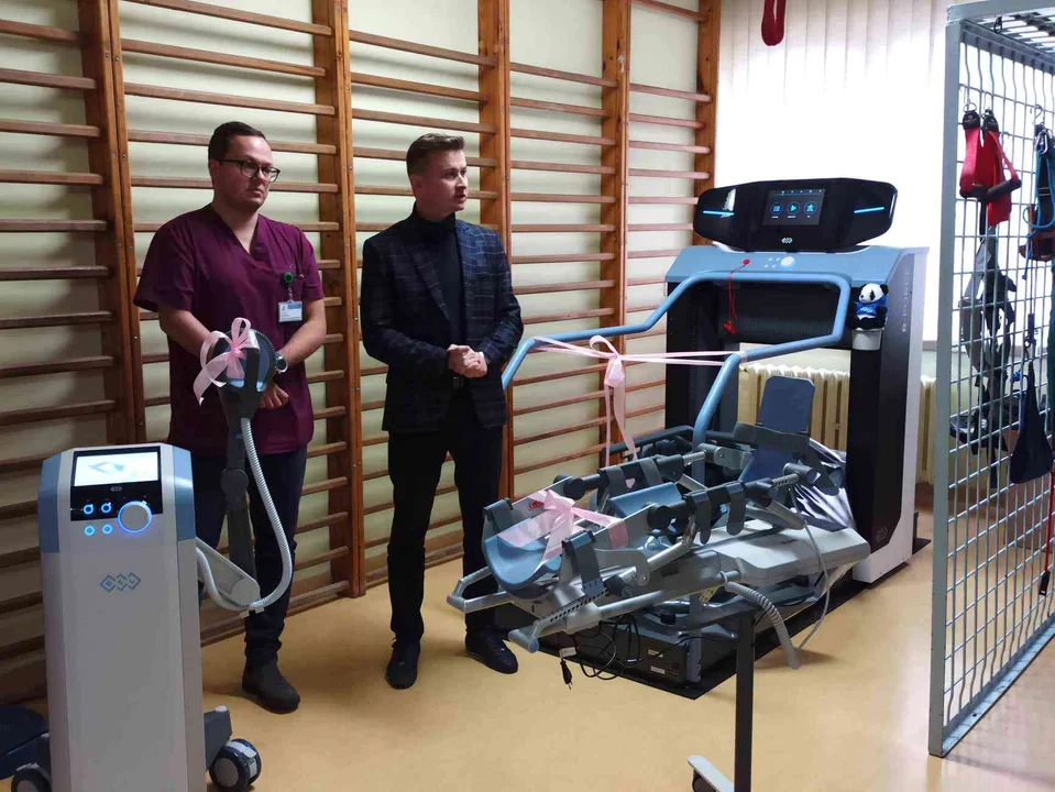Super robot będzie pomagał w chodzeniu. Nowoczesny sprzęt w Pabianickim Centrum Medycznym [ZDJĘCIA] - Zdjęcie główne