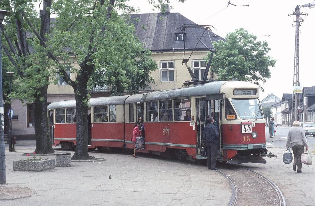 1994 , wagon 803N nr 18 na linii podmiejskiej 45 na placu Kilińskiego w Zgierzu
