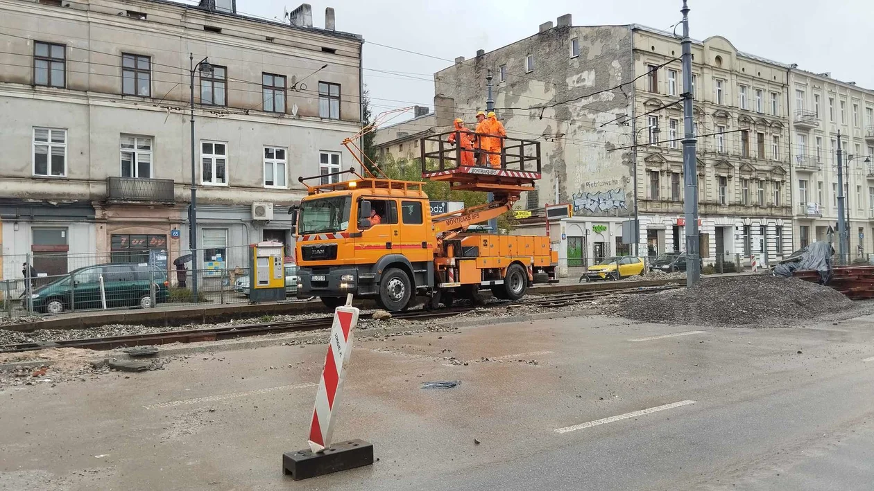 Trwa łączenie nowego torowiska ze starym przy ul.Legionów w Łodzi