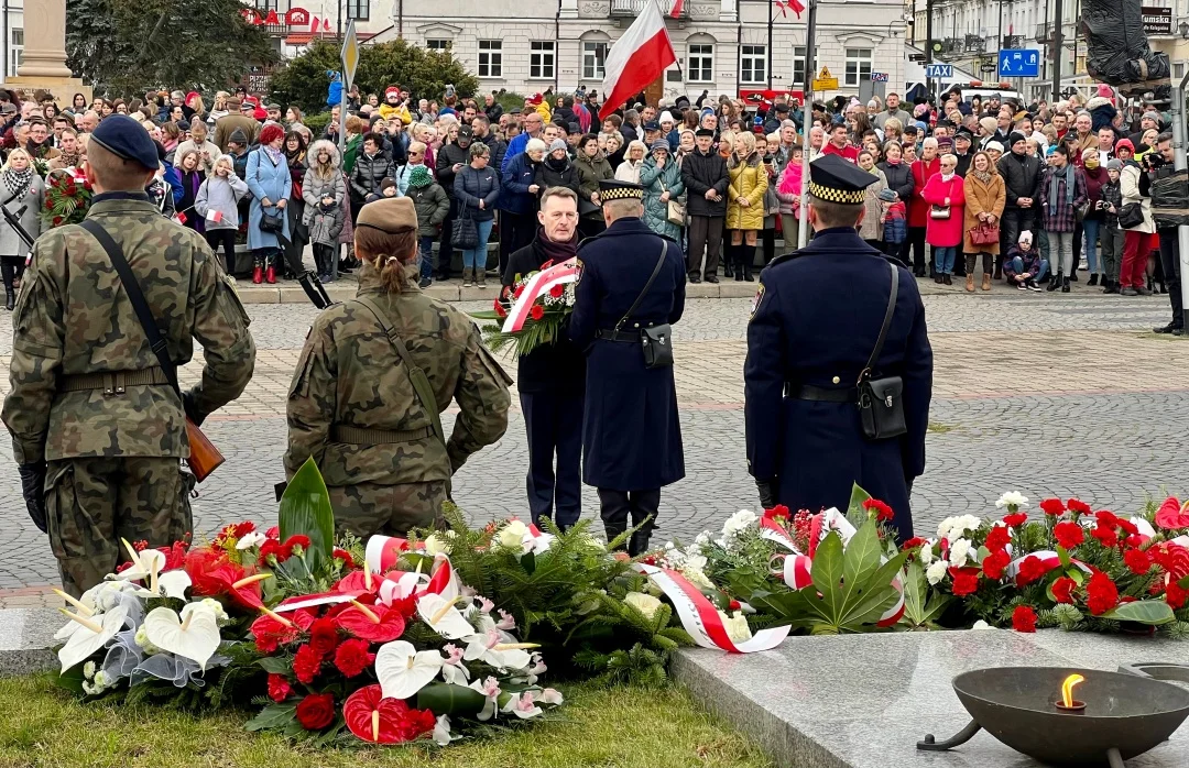 Uroczystości patriotyczne w Płocku. Odśpiewano hymn, złożono kwiaty, częstowano rosołem z gęsiny [ZDJĘCIA] - Zdjęcie główne