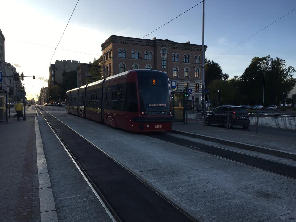 Koniec remontu pasa autobusowo-tramwajowego na pl. Dąbrowskiego w Łodzi