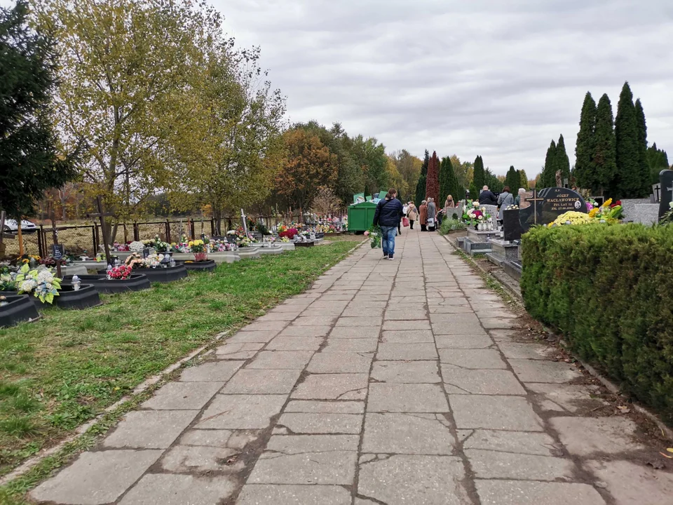 Dzień Wszystkich Świętych na cmentarzu komunalnym w Zgierzu