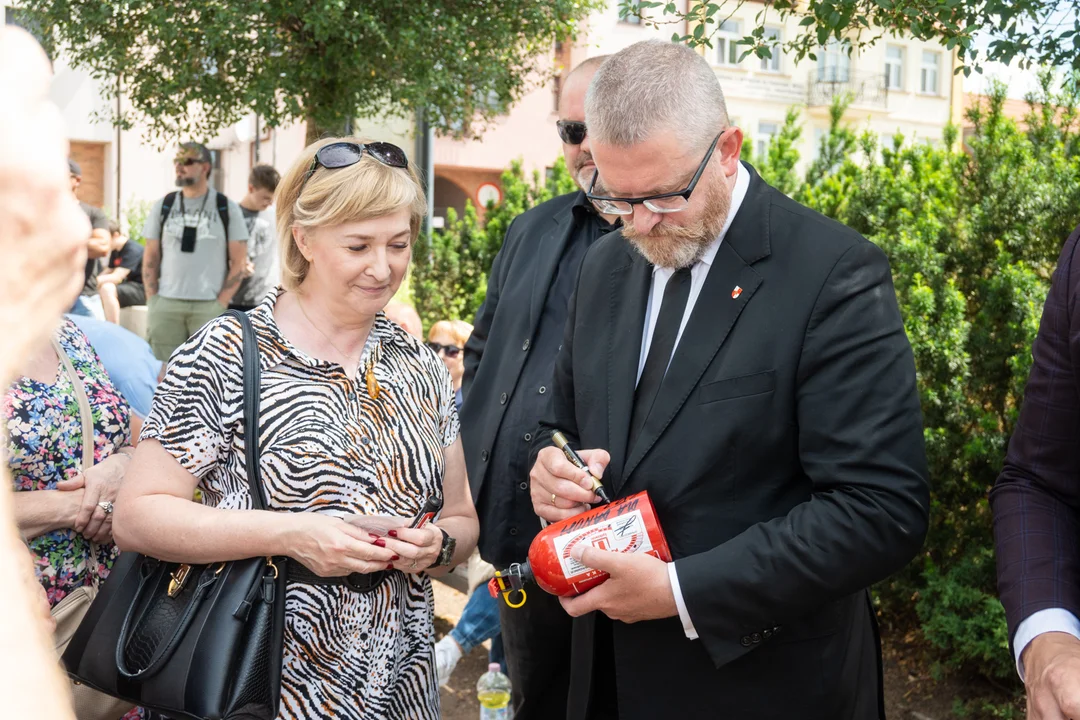 Rozdawał autografy na... gaśnicach! Po co przyjechał do Płocka? [ZDJĘCIA] - Zdjęcie główne