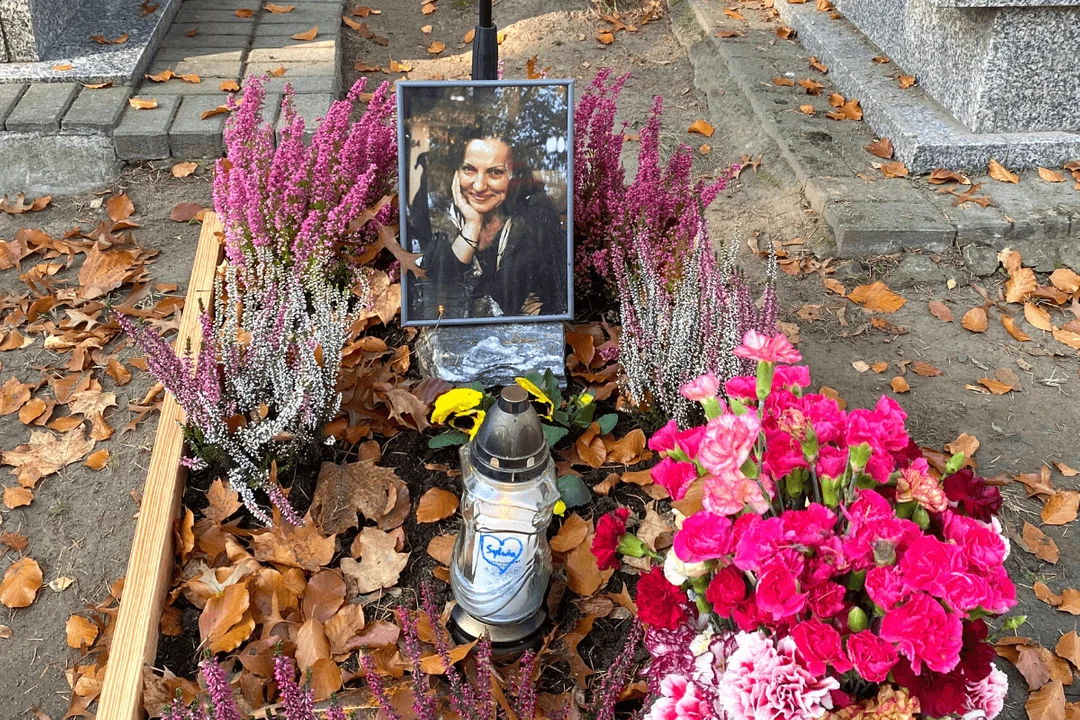 Kwiaty, znicze i maskotki na grobie Sylwii Kurzeli. Mieszkańcy pamiętają o łódzkiej dziennikarce - Zdjęcie główne