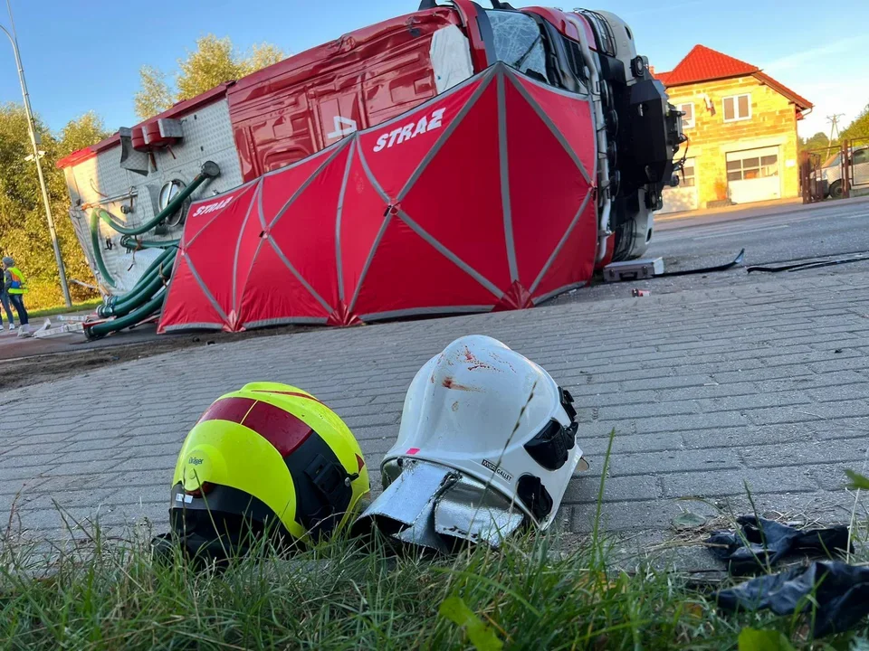 Dlatego w całej Polsce wyły syreny. Strażacy z OSP i PSP oddali hołd zmarłym kolegom – Karolinie i Łukaszowi - Zdjęcie główne