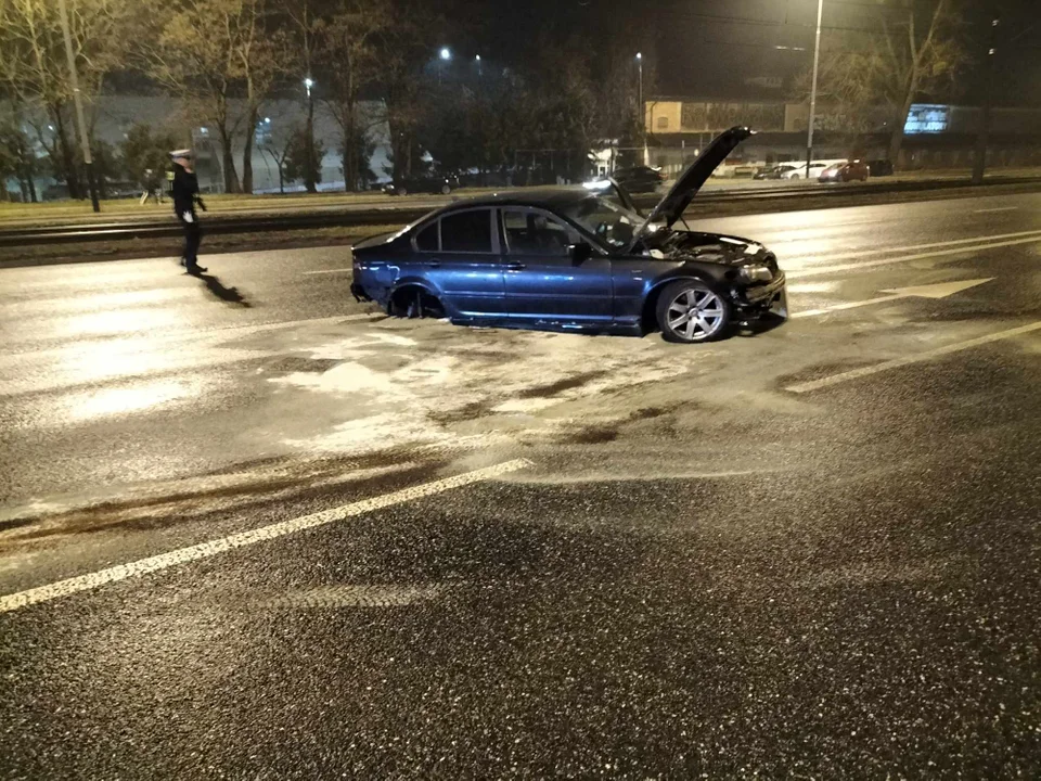 BMW wypadło z drogi i zatrzymało się na środku torowiska. Estakada Kaliska w Łodzi stanęła w korku [ZDJĘCIA] - Zdjęcie główne