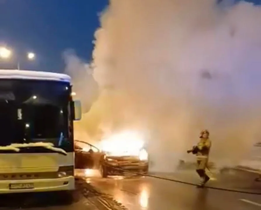 Znamy prawdopodobną przyczynę pożaru samochodu na Dąbrowie w Łodzi [zdjęcia] - Zdjęcie główne