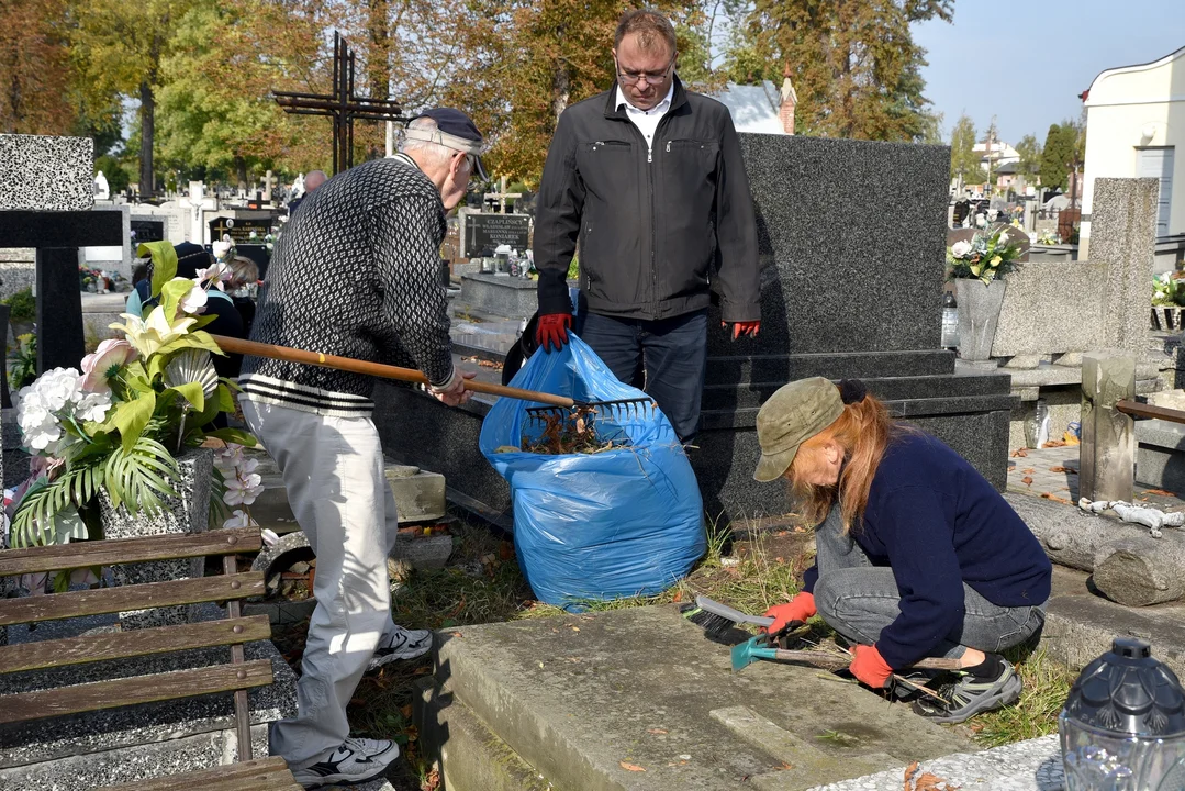Członkowie TPZK posprzątali zabytkowe groby na kutnowskim cmentarzu