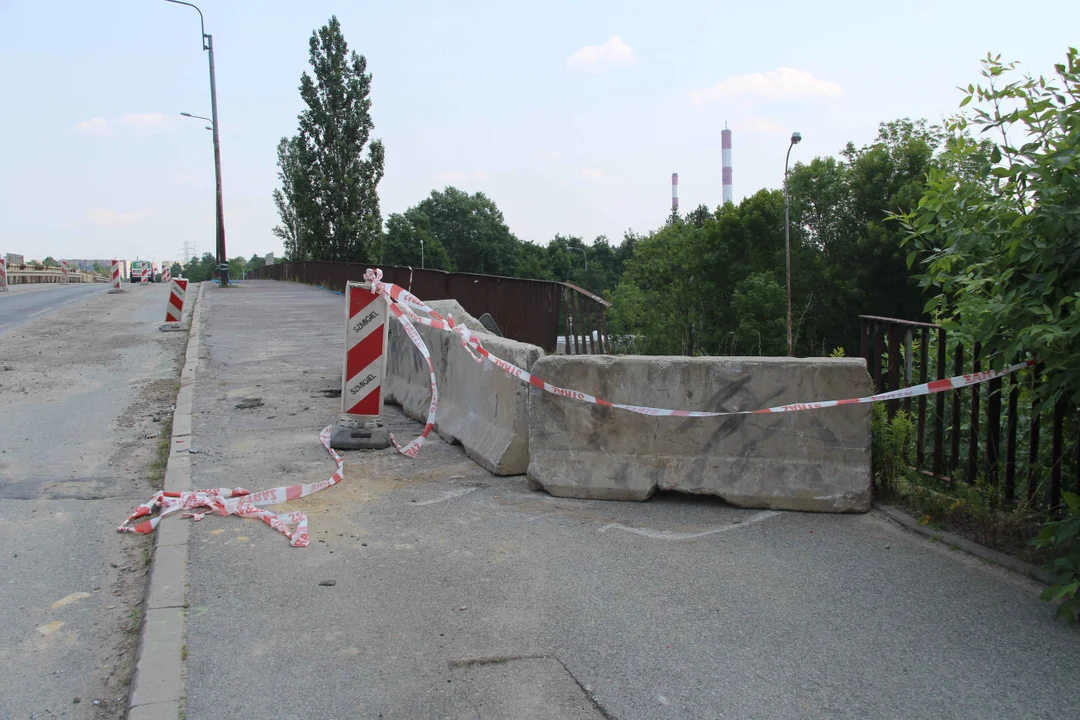 Chwile grozy na Przybyszewskiego. Rozpędzony samochód spadł z wiaduktu