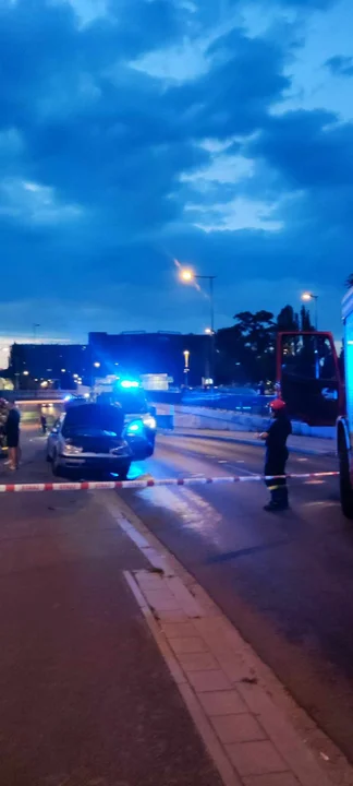 Czołowe zderzenie aut pod wiaduktem na ulicy Niciarnianej w Łodzi