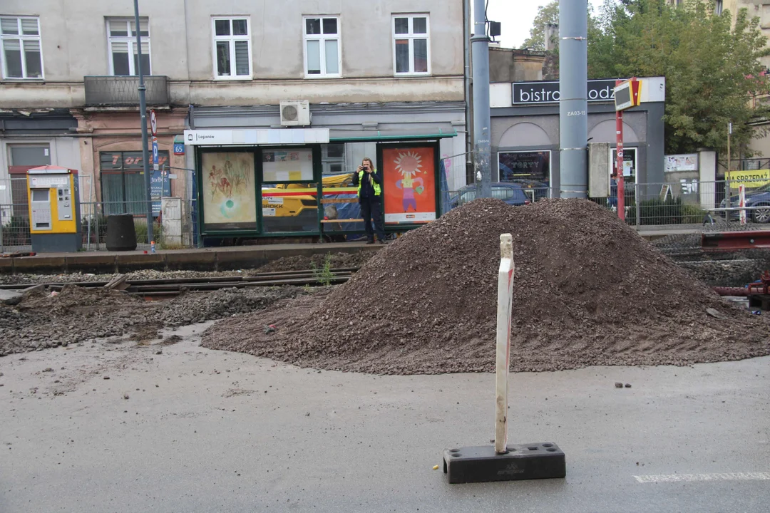 Trwa łączenie nowego torowiska ze starym przy ul.Legionów w Łodzi