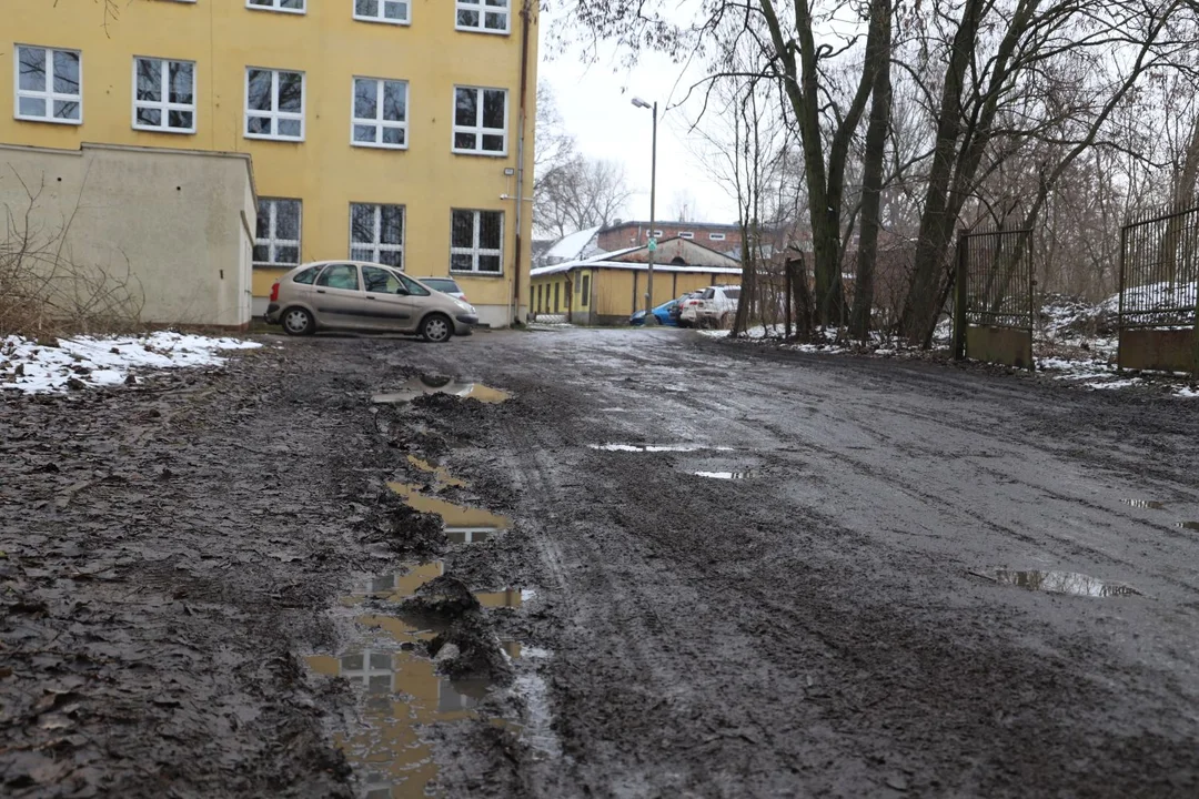 Kutnowska szkoła doczeka się upragnionego remontu? Znamy stanowisko Miasta i Powiatu - Zdjęcie główne