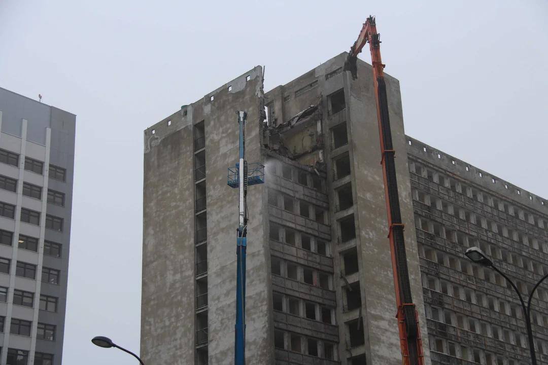 Wyburzanie hotelu "Światowit" przy al. Kościuszki w Łodzi