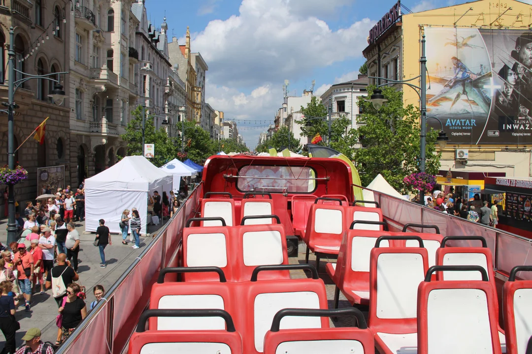 Kolejki chętnych na Piotrkowskiej na bezpłatny przejazd czerwonym autobusem piętrowym