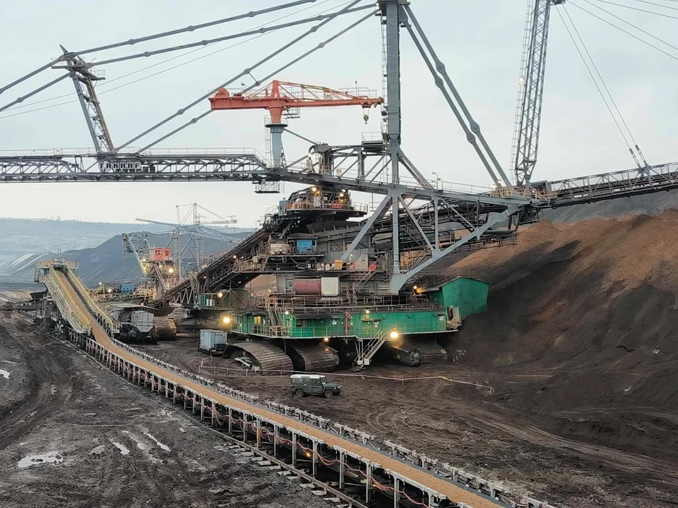 Masy ziemi przysypały gigantyczną maszynę w kopalni Bełchatów. Koncern PGE GiEK powołał komisję [FOTO] - Zdjęcie główne