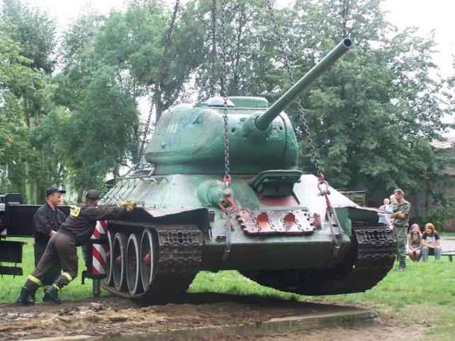 Co się dzieje z czołgiem T-34, który trafił z Kutna do Łodzi?