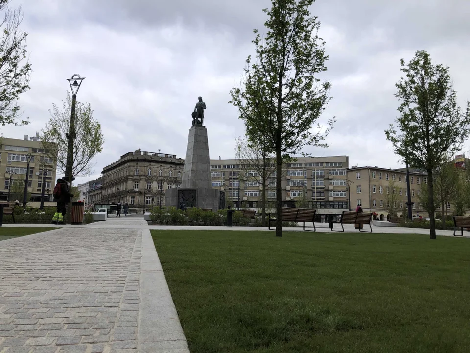 Plac Wolności w Łodzi z nową trawą