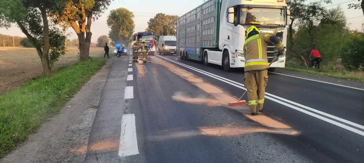 Zderzenie osobówki z motocyklem na DK12