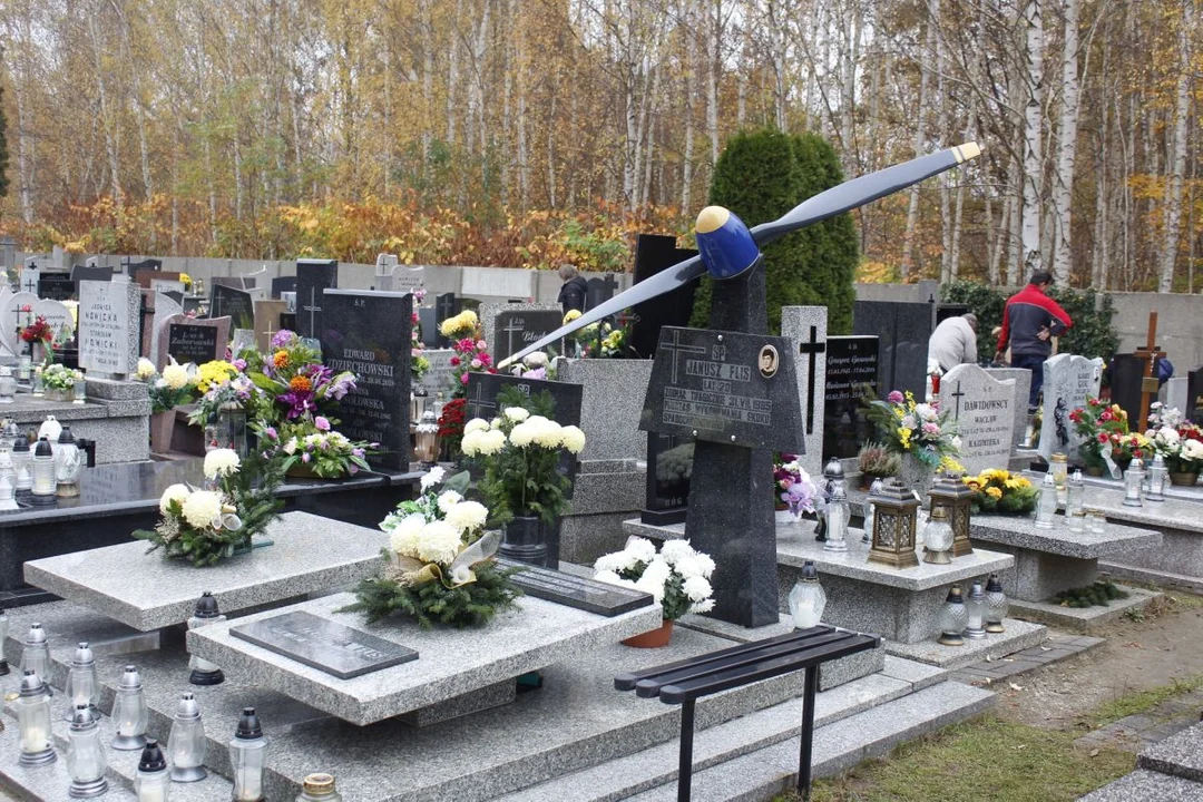Tłumy łodzian na cmentarzu na Kurczakach