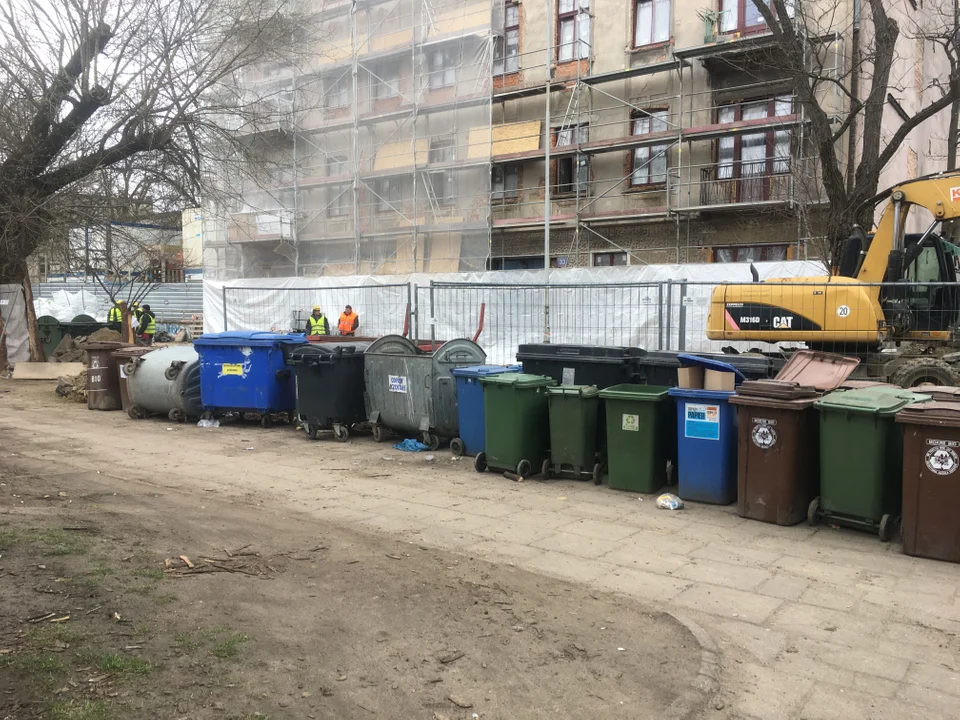 Śmierdzący problem na ulicy Mielczarskiego. Ulica tonie w śmieciach.