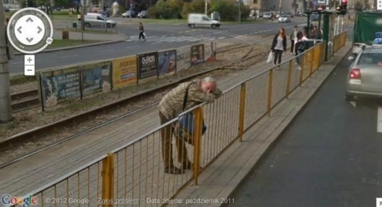 Łódź na zdjęciach z Google Street View. Stary dworzec i człowiek buszujący w śmieciach