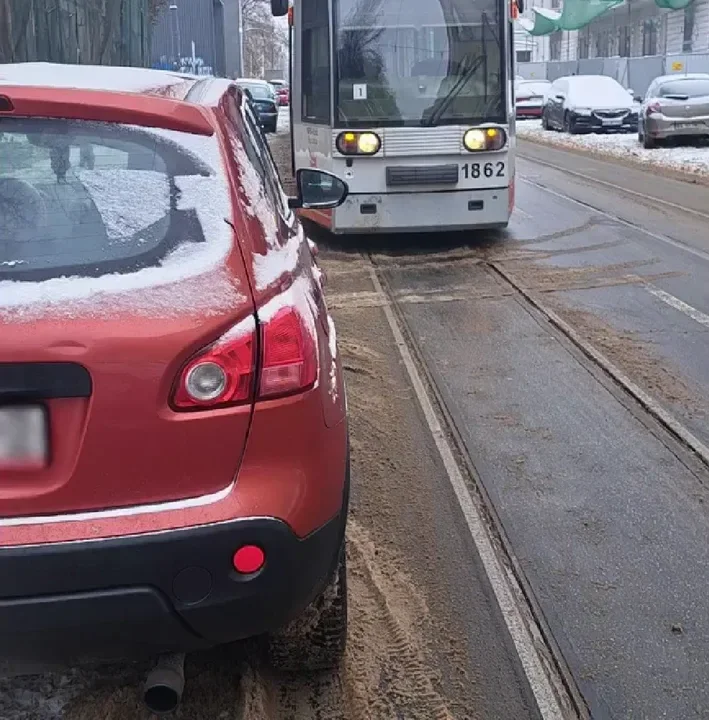 Nieprawidłowo zaparkowane samochody - tramwaje mają problem z przejazdem