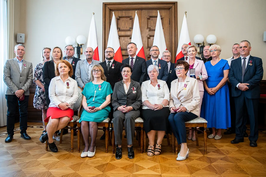 Mieszkańcy gminy Zelów z odznaczeniami państwowymi. Przyznano im Krzyże Zasługi [FOTO] - Zdjęcie główne
