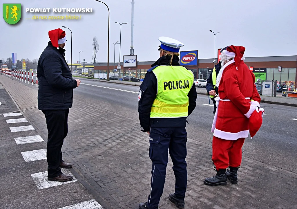 Władze powiatu kutnowskiego i funkcjonariusze policji rozdawali mieszkańcom odblaski z okazji mikołajek