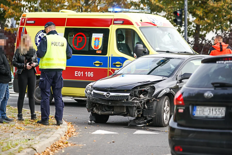 Roztrzaskane samochody na Czyżewskiego. Kobieta trafiła do szpitala [FOTO] - Zdjęcie główne
