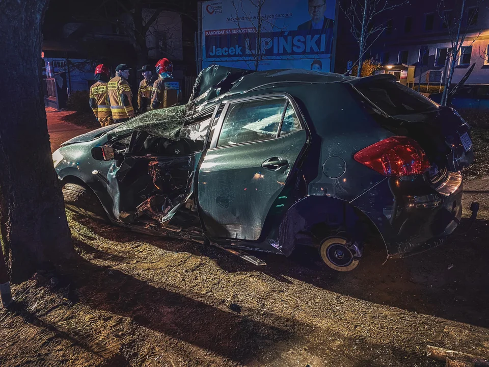 Nocny wypadek w Aleksandrowie Łódzkim. Zderzenie osobówki i ciężarówki [ZDJĘCIA] - Zdjęcie główne