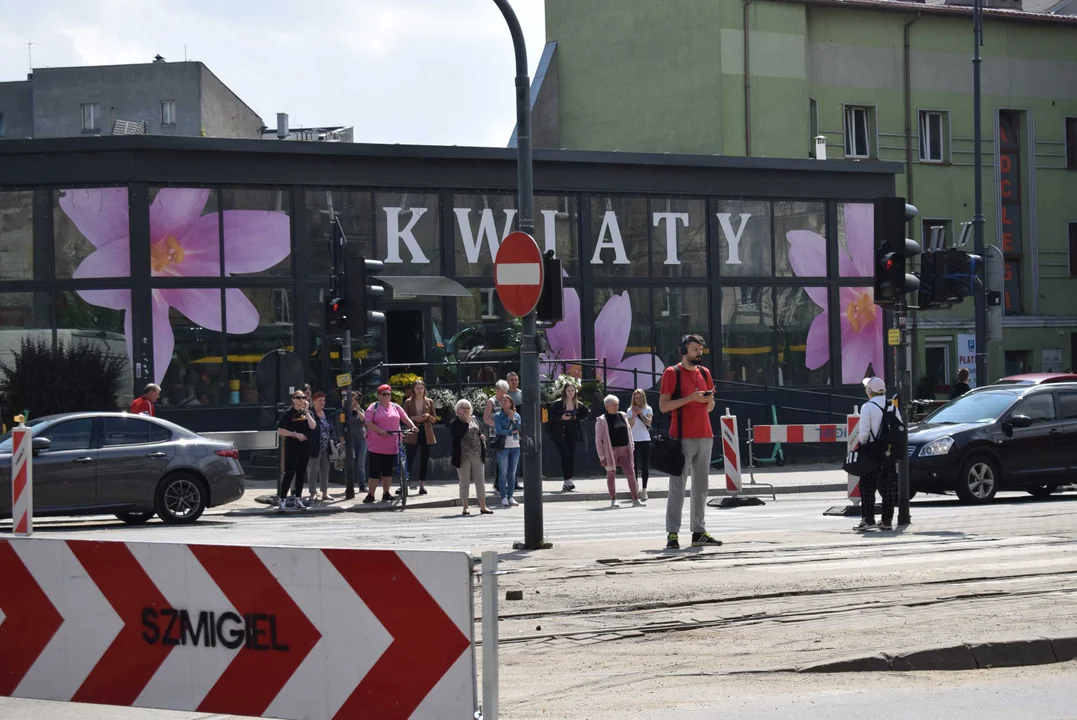 Zakaz wejścia na przejście, które prowadzi do przystanku. Ludzie przecierali oczy ze zdziwienia [ZDJĘCIA]