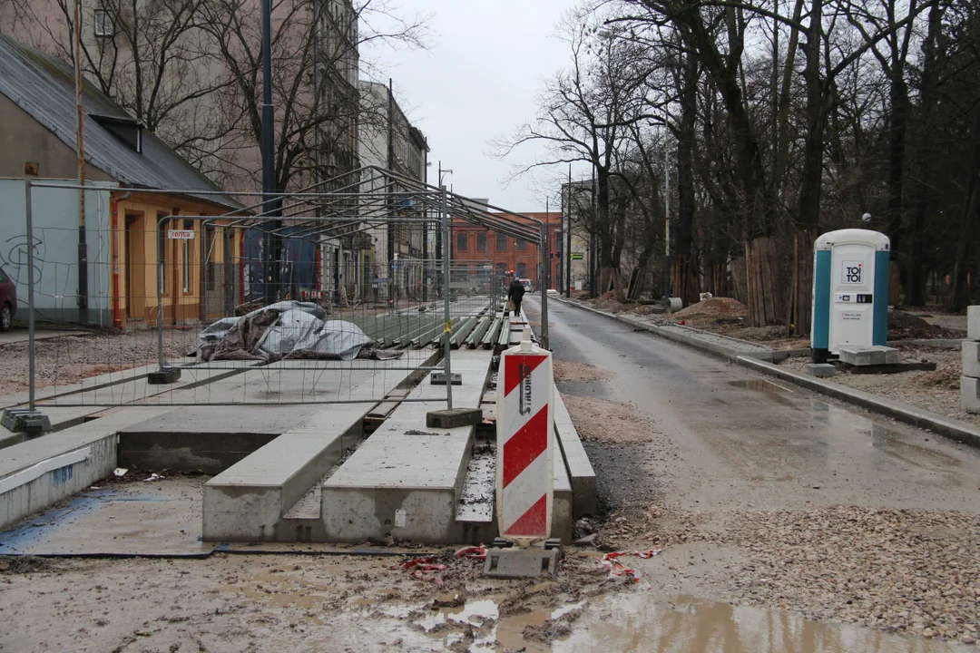 Przedsiębiorcy z remontowanej ulicy Przybyszewskiego także mogą liczyć na zniżki. Kiedy zakończy się ten ważny dla Łodzi remont? [ZDJĘCIA] - Zdjęcie główne