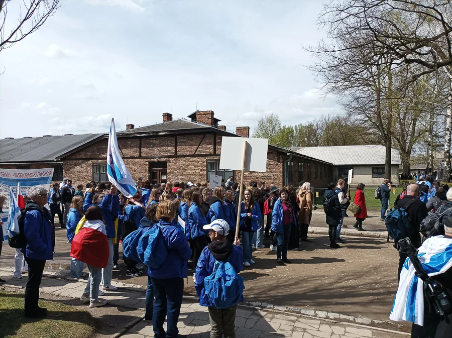 Licealiści z Zelowa odwiedzili Oświęcim. Wzięli udział w Marszu Żywych [FOTO] - Zdjęcie główne