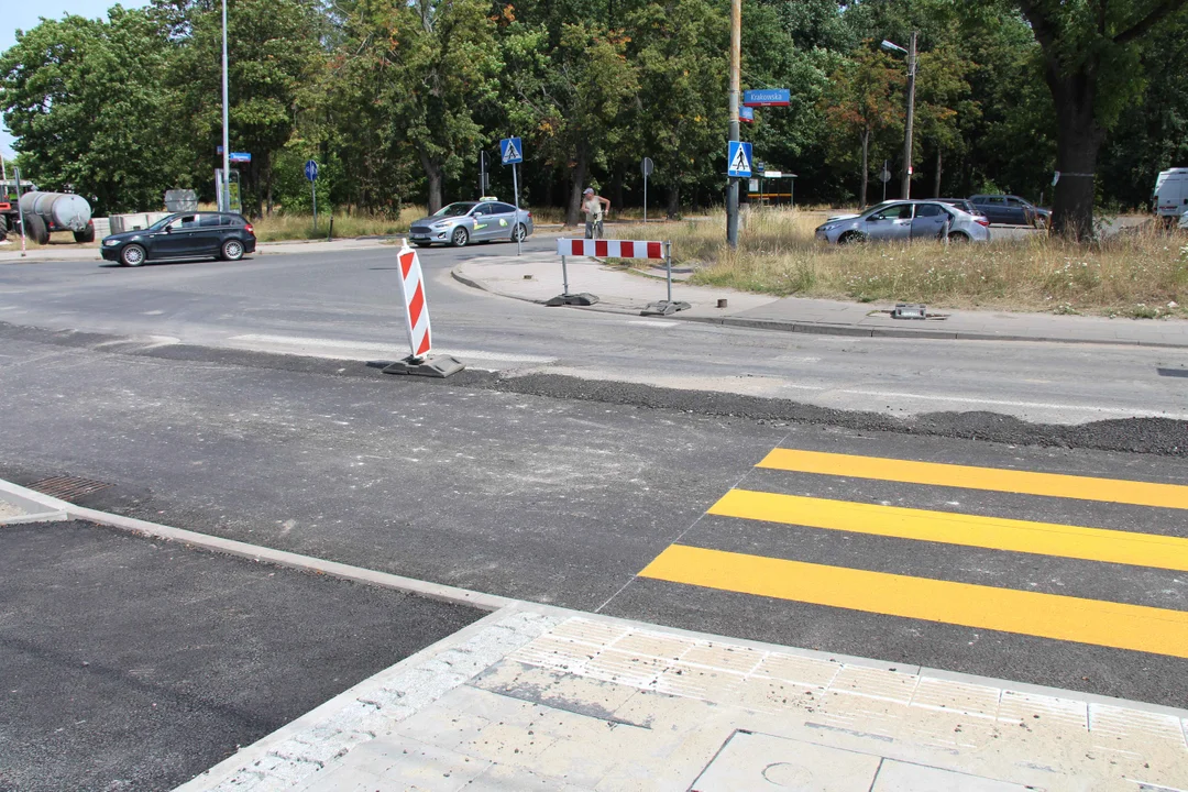 Słup na środku drogi rowerowej na Krakowskiej