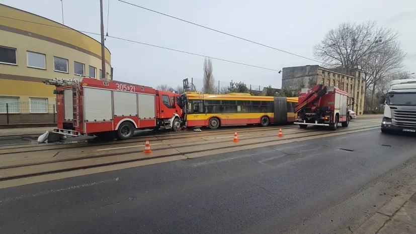 Zderzenie autobusu MPK Łódź z wozem straży pożarnej